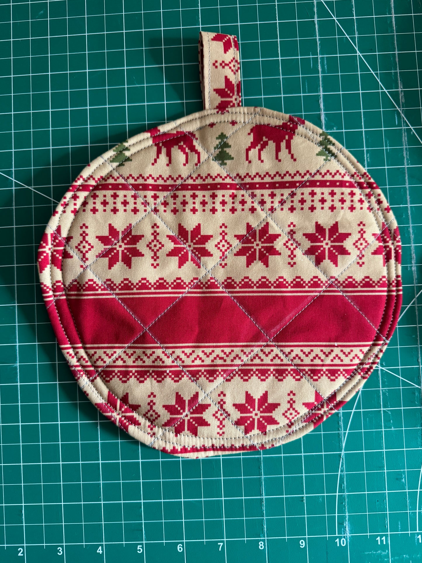 Round holiday potholder